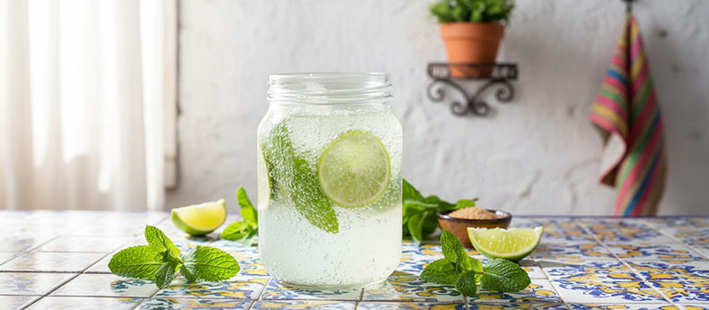 Kefir-de-agua-con-menta-fresca-y-lima