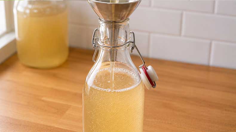 Embotellado de kéfir de agua en botella flip-top dejando espacio de aire de 2 a 3 centímetros para evitar sobrepresión durante la segunda fermentación