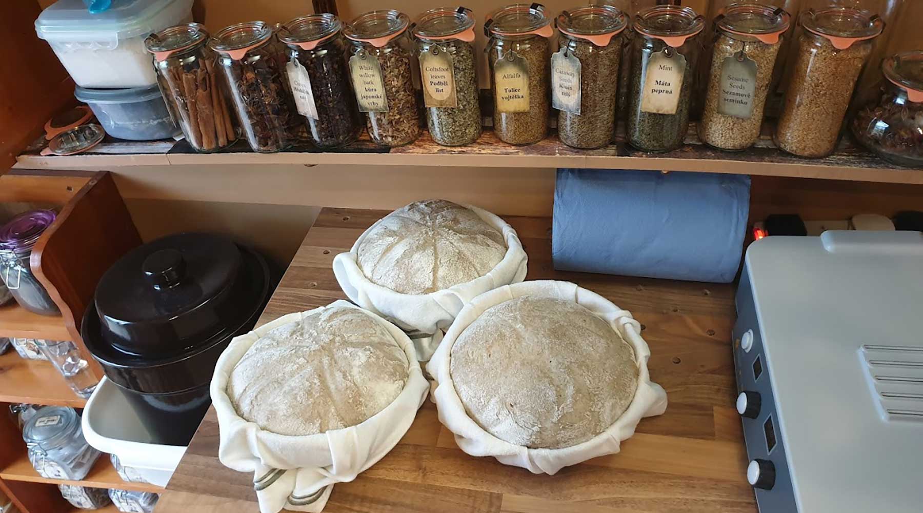 Hogazas de masa madre artesanal elaboradas mediante fermentación natural tradicional en cocina artesanal