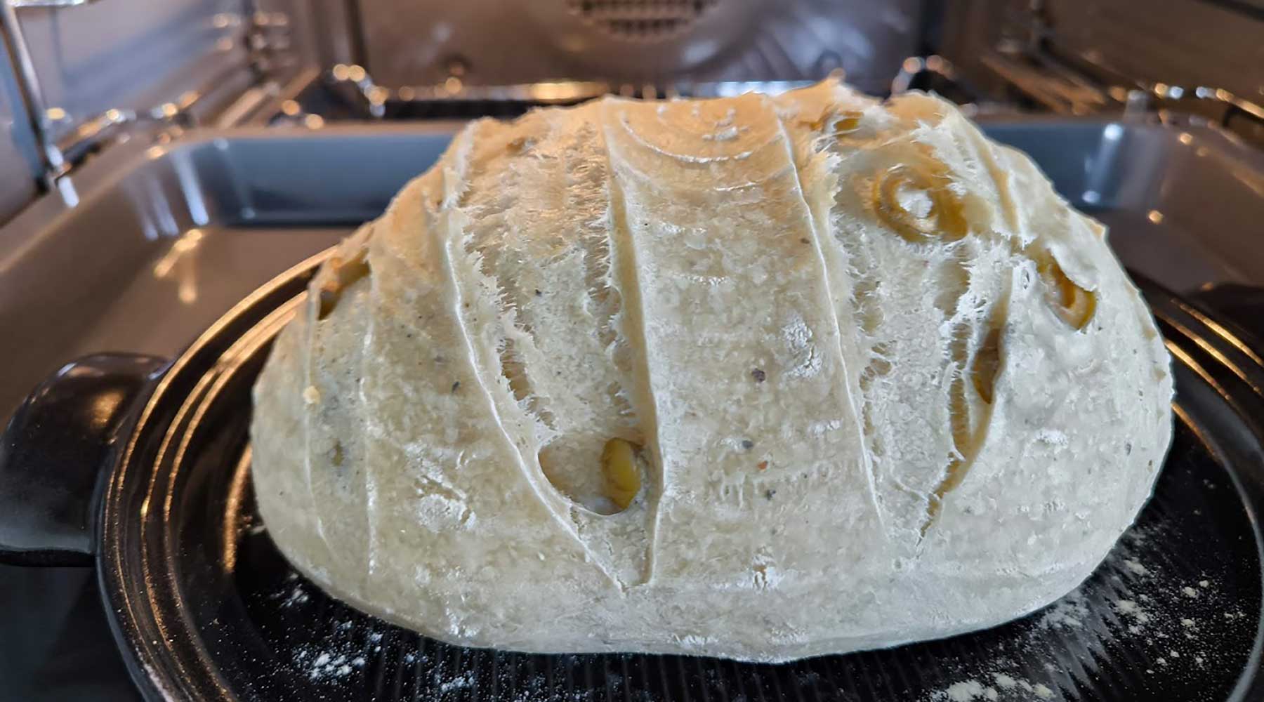 Pan artesanal de masa madre horneándose con greñado abierto y fermentación natural lenta