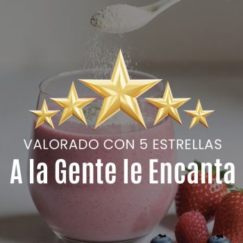 Polvo de kéfir añadido a un smoothie con una cuchara