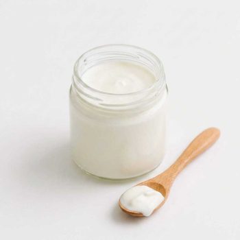 Tarro de cristal con yogur búlgaro casero cremoso, elaborado con fermento vivo NutriBrew