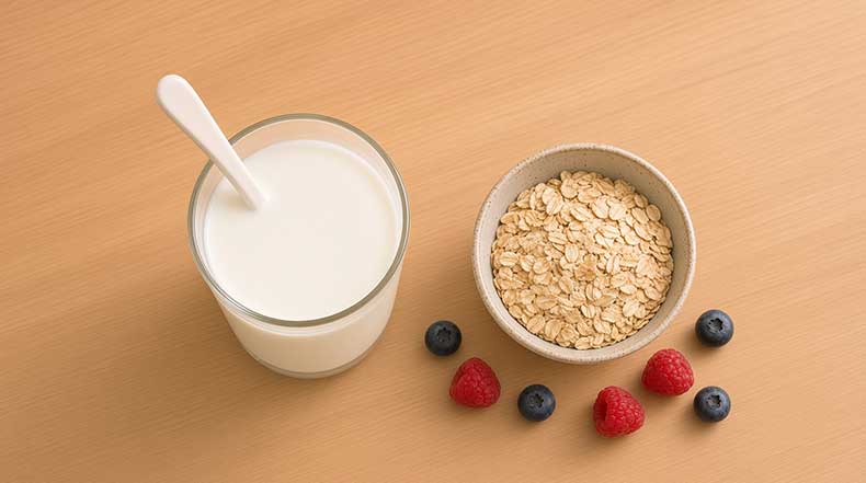 Kéfir de leche con fruta preparado como parte del desayuno