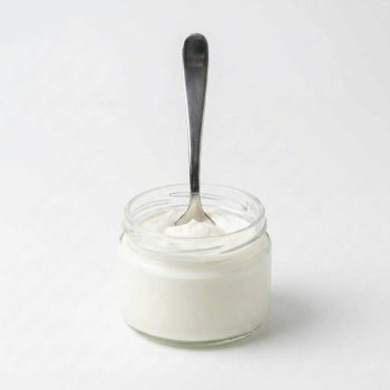 Skyr casero ultra espeso, con una cuchara de pie que demuestra su textura densa