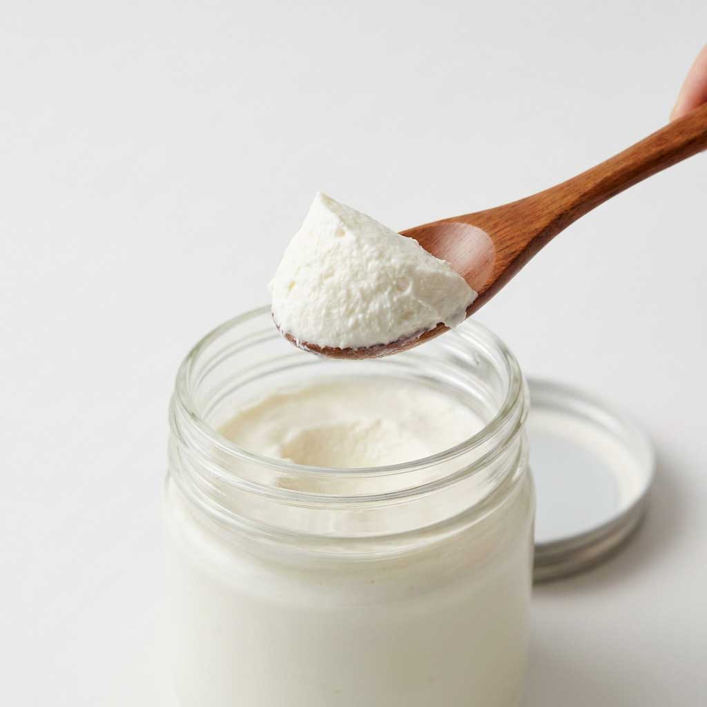 Cuchara de skyr casero reservada para recultivar el siguiente lote