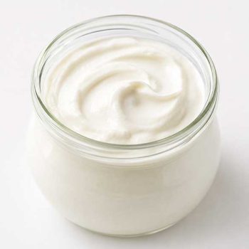 Tarro de cristal con yogur griego casero cremoso, elaborado con fermento vivo NutriBrew
